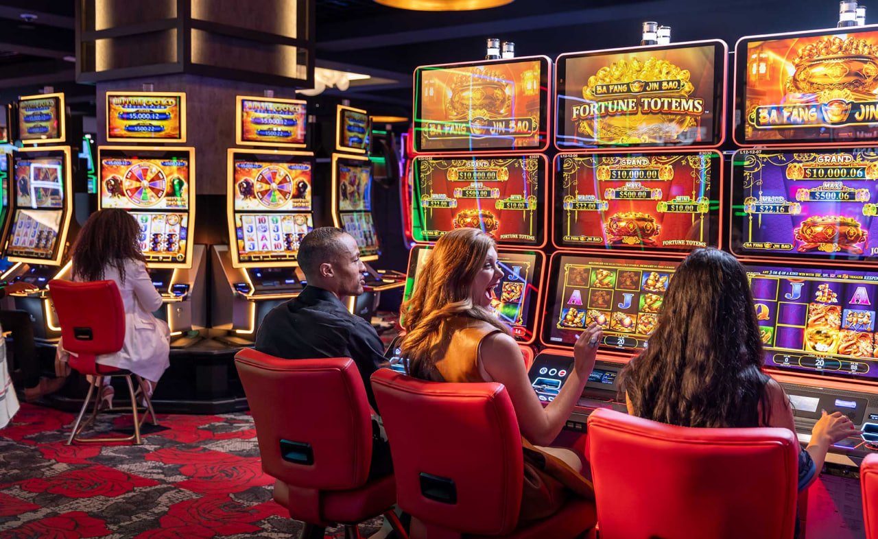 Filipino player browsing modo slots collection on mobile phone